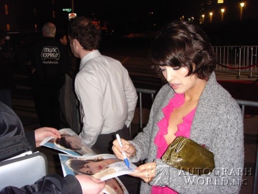 Nicole Tubiola autograph