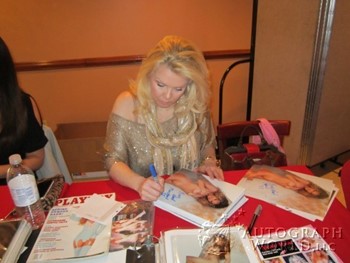 Nicole Wood autograph