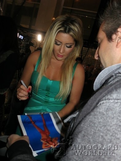 Niki Ghazian autograph