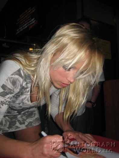 Nikki Hunter autograph