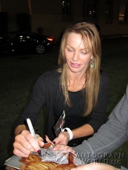 Nikki Ziering autograph