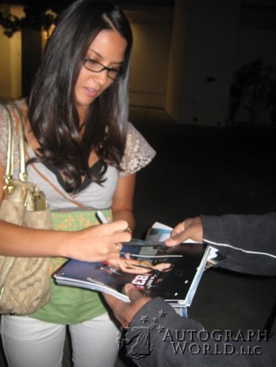 Olivia Munn autograph