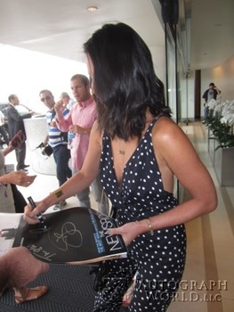 Olivia Munn autograph