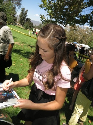 Olivia Sanabia autograph