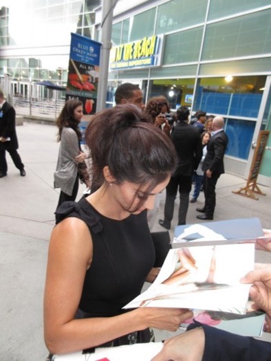 Paola Nunez autograph