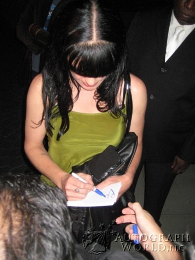 Pauley Perrette autograph