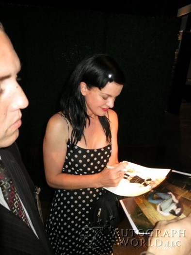 Pauley Perrette autograph