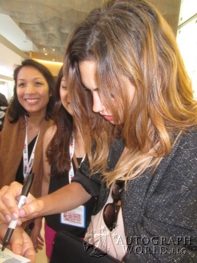 Phoebe Tonkin autograph