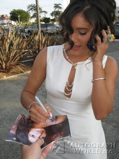 Q'Orianka Kilcher autograph