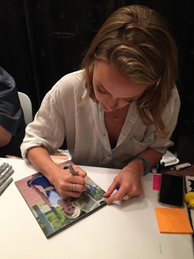 Rachel Skarsten autograph