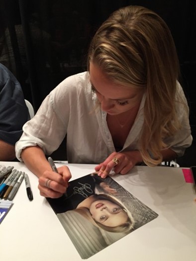 Rachel Skarsten autograph