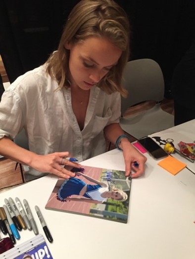 Rachel Skarsten autograph