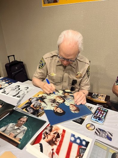 Robert Pine autograph