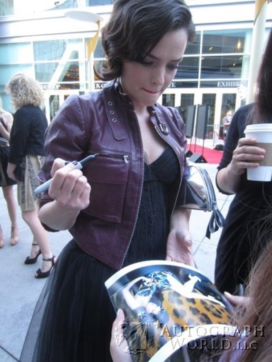 Roxane Mesquida autograph