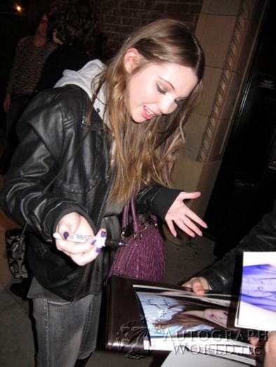 Sammi Hanratty autograph