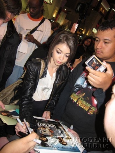 Sarah Hyland autograph