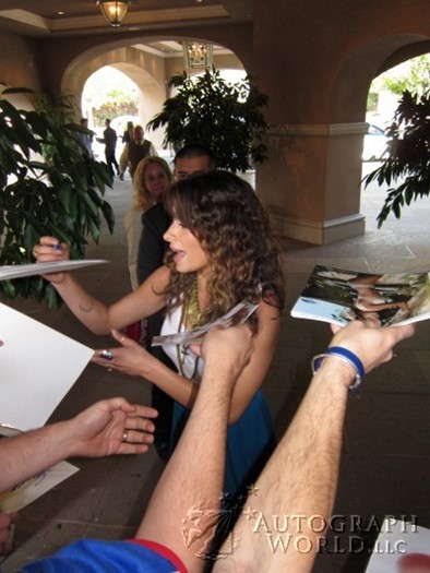 Sarah Shahi autograph