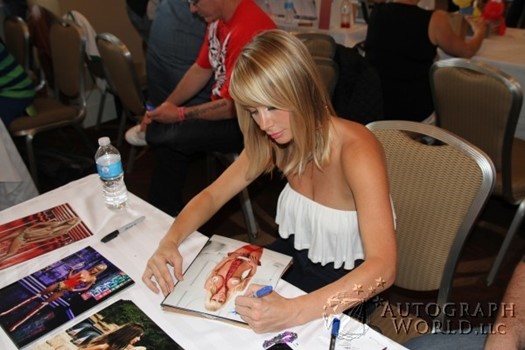 Sara Jean Underwood autograph