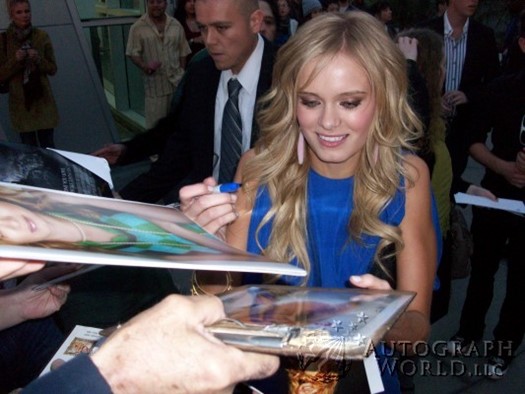 Sara Paxton autograph
