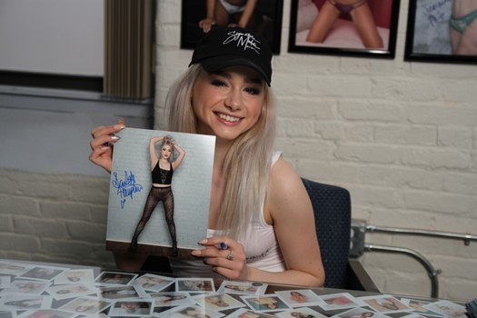 Scarlett Hampton autograph