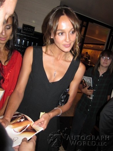 Sharni Vinson autograph