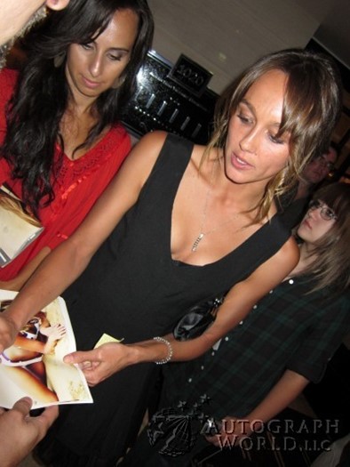 Sharni Vinson autograph