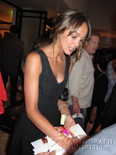 Sharni Vinson autograph