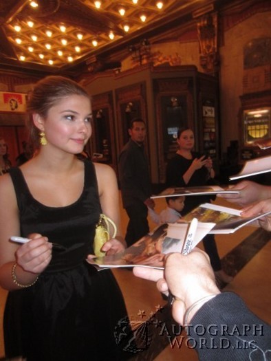Stefanie Scott autograph