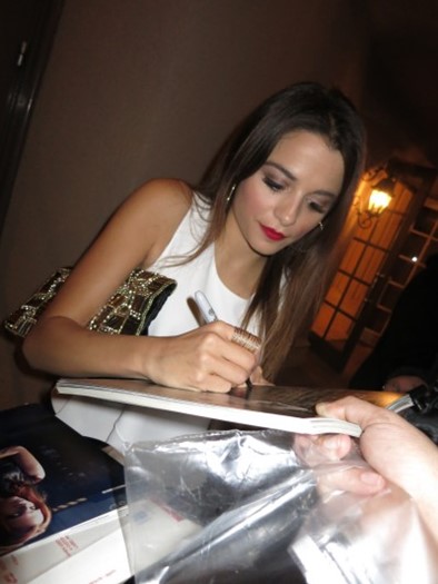 Stephanie Leonidas autograph