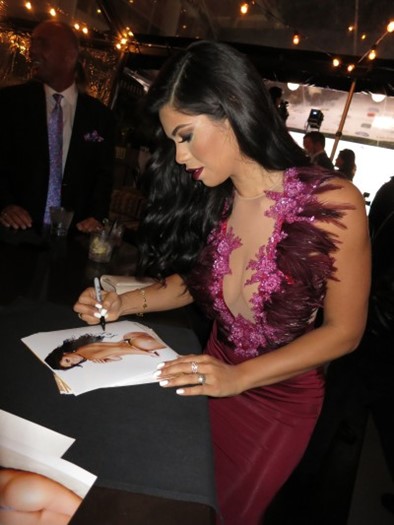 Suelyn Medeiros autograph