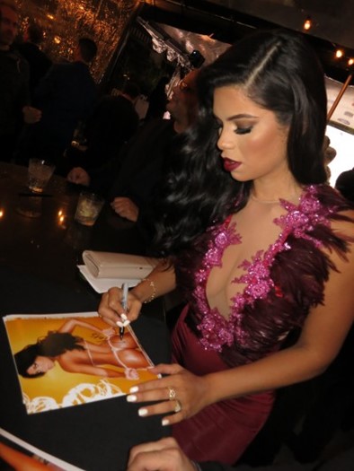 Suelyn Medeiros autograph