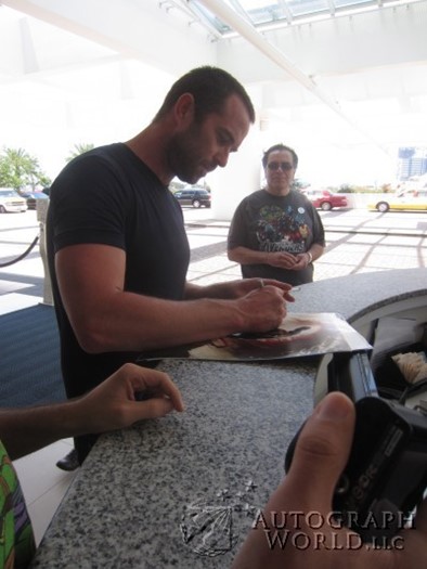 Sullivan Stapleton autograph