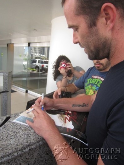 Sullivan Stapleton autograph