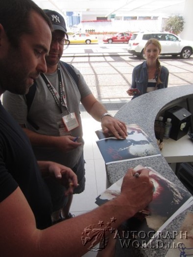 Sullivan Stapleton autograph