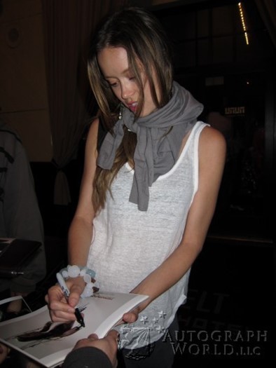 Summer Glau autograph