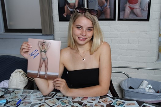 Tabitha Elm autograph