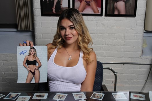 Tahlia Paris autograph