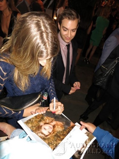 Tara Summers autograph