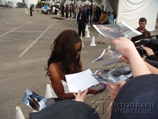 Tarra Riggs autograph