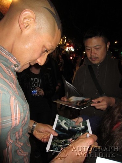 Theo Rossi autograph