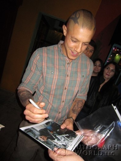 Theo Rossi autograph