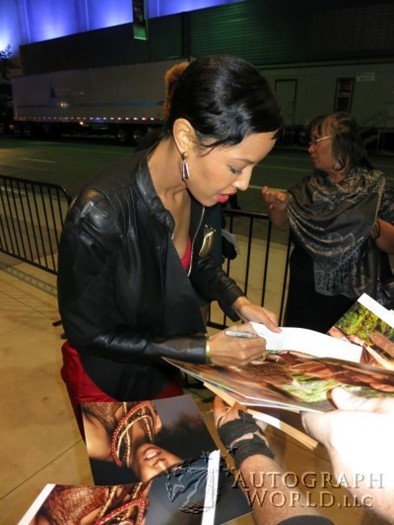 Tracey Heggins autograph