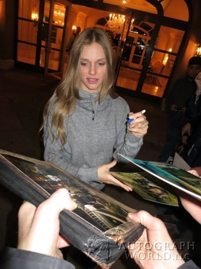 Tracy Spiridakos autograph