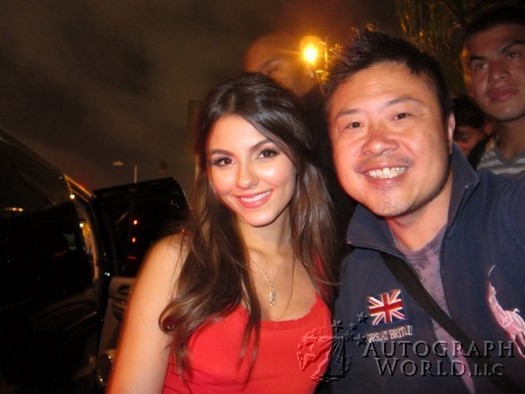 Victoria Justice autograph