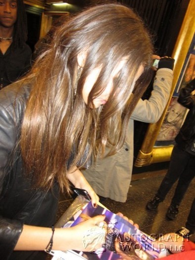 Victoria Justice autograph