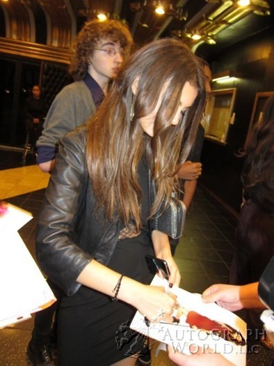 Victoria Justice autograph