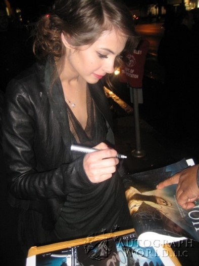 Willa Holland autograph
