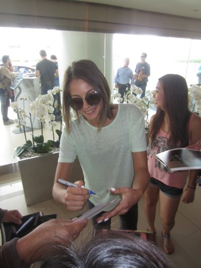 Willa Holland autograph