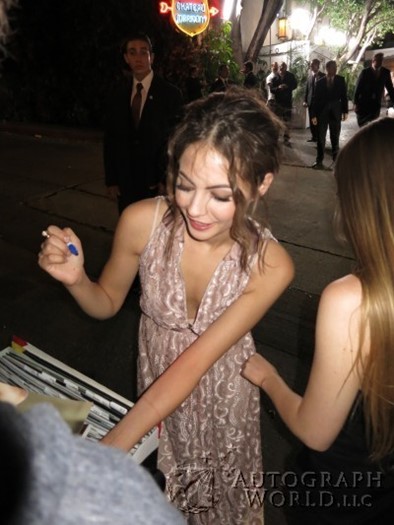Willa Holland autograph