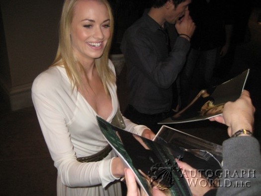Yvonne Strahovski autograph